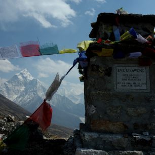 Buddhistické modlitební praporky najdete na každém vrcholu, Nepál