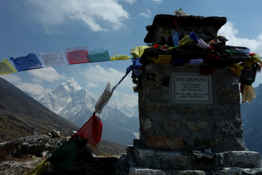 Buddhistické modlitební praporky najdete na každém vrcholu, Nepál
