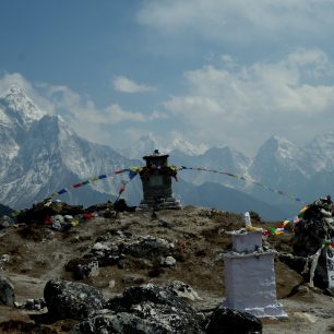 Buddhistické modlitební praporky najdete na každém vrcholu, Nepál