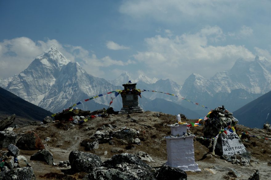 Buddhistické modlitební praporky najdete na každém vrcholu, Nepál