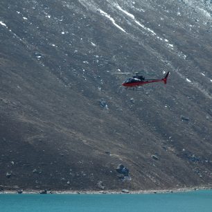 Vrtulník letí do akce, Nepál