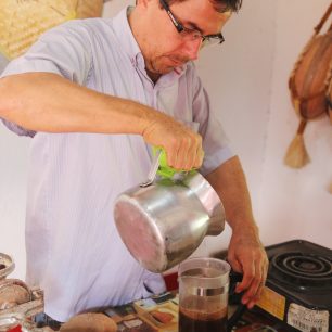 Servírování čerstvé kávy, Minca, Kolumbie