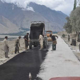 Každý den kousek nové asfaltky směrem ke K2, Pakistán