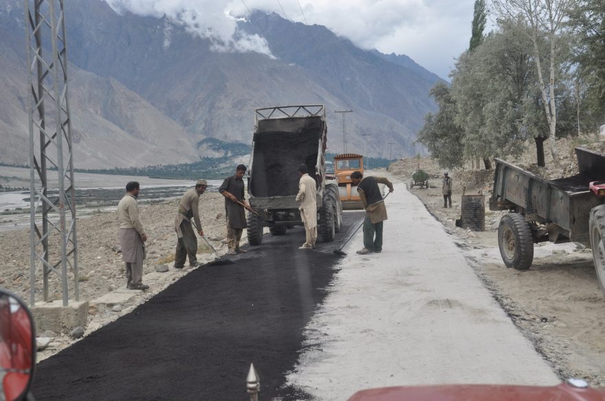 Každý den kousek nové asfaltky směrem ke K2, Pakistán