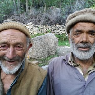 Domorodci vesnice Doko v údolí řeky Basna, Pakistán