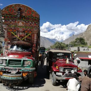 Tradiční vozový park před vjezdem na KKH, Pakistán