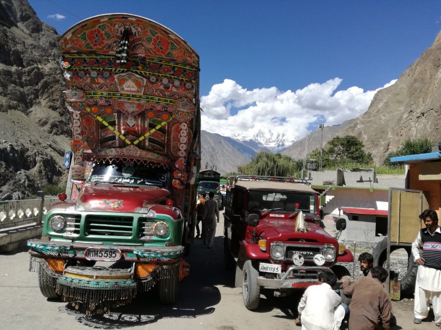 Tradiční vozový park před vjezdem na KKH, Pakistán
