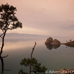 Bajkal - šamanská skála v Chužiru,Pavel Pozniak,Rusko