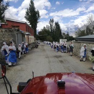 5 minut po zvonění v dívčí škole cestou ke K2, Pakistán