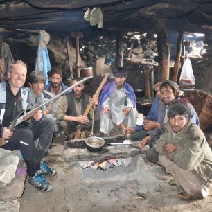 S pákistánskými horníky a pastevci zároveň v jejich horské salaši, Pakistán