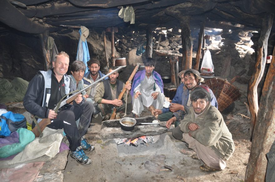S pákistánskými horníky a pastevci zároveň v jejich horské salaši, Pakistán