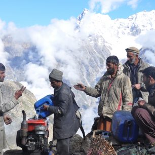 Horníci topazového dolu oživují kompresor, 4 400 m.n.m., Pakistán