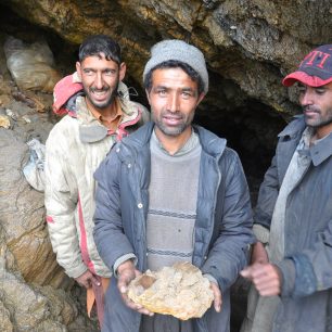 Pákistánští horníci drahokamů s čerstvým nálezem topazu, Pakistán