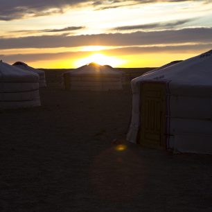 Západ slunce nad jurtami, Mongolsko