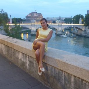 Autorka s Andělským hradem v pozadí, Řím, Itálie