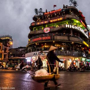 Po hlavním městě chodí dnem i nocí, Ha Noi, Vietnam