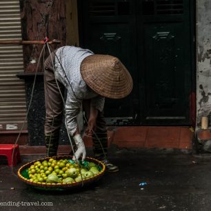 U hawkera můžete koupit čerstvé ovoce, Ha Noi, Vietnam