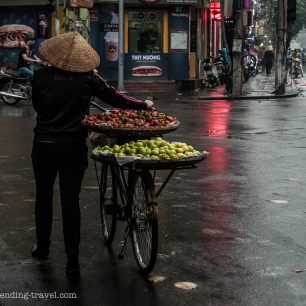 Ráno začínají s plnými košíky, Ha Noi, Vietnam