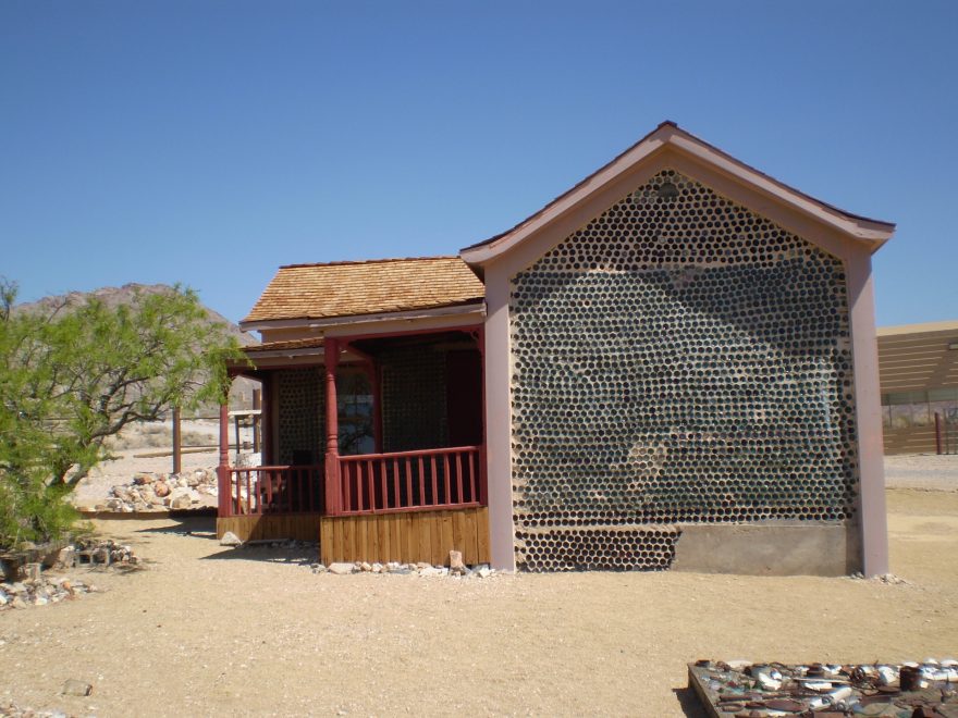 Bottle House byl postaven z více než 30 000 lahví, většinou od piva.