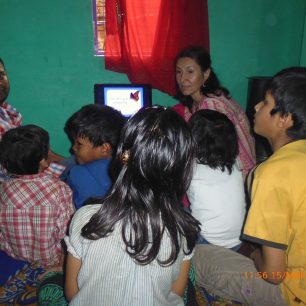 K výuce používáme laptop, Váránasí, Indie