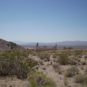 Panorama dnešního Rhyolite - v pozadí důl Montgomery Shoshone.