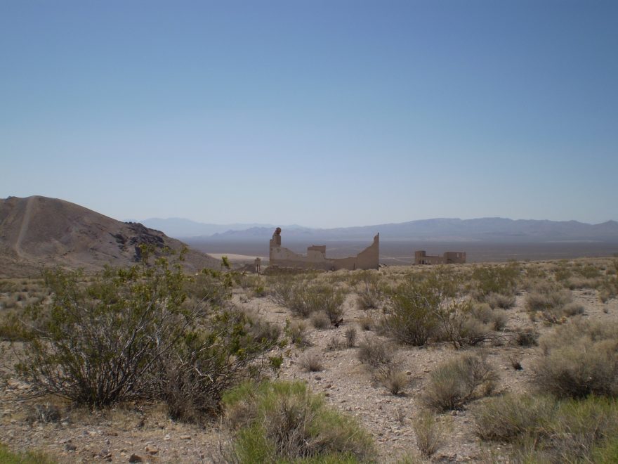 Panorama dnešního Rhyolite - v pozadí důl Montgomery Shoshone.