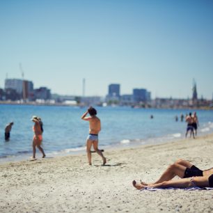 Kromě výstavních sálů si v létě můžete odpočinout i na městské pláži, Aarhus, Dánsko