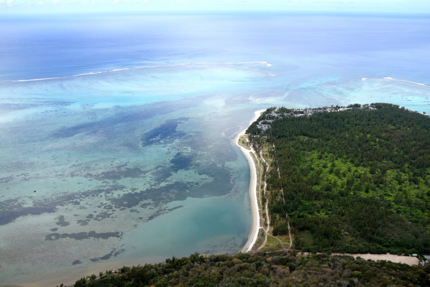 4 km dlouhá písčitá pláž pod skálou Le Morne Brabant, Mauricius