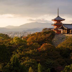Chrám Kiyomizu-dera a výhled na město, Kyoto, Japonsko