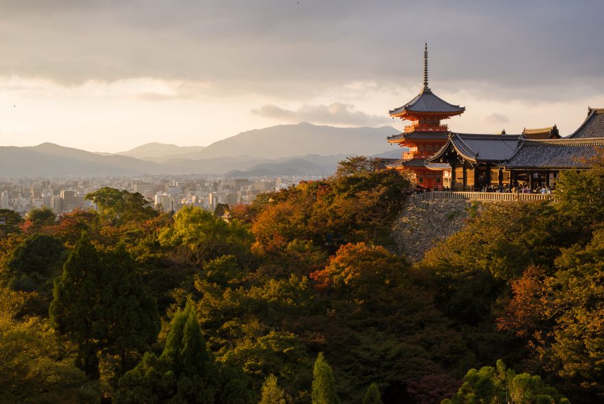 Chrám Kiyomizu-dera a výhled na město, Kyoto, Japonsko