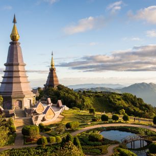 Počkat si se vyplatí – všechny hromadné tour už odjely a na západ slunka jsme u stúp byli skoro sami, Doi Ithanon, Thajsko