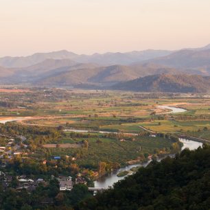  Výhled z chrámu Wat Thaton Chedi na řeku Kok, Tha Ton, Thajsko