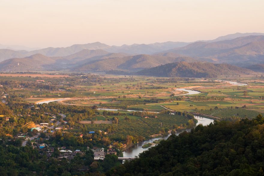  Výhled z chrámu Wat Thaton Chedi na řeku Kok, Tha Ton, Thajsko