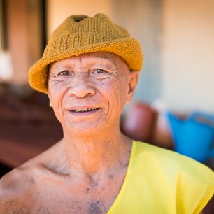 Buddhistický mnich v malém chrámečku kdesi v horách na severu, Thajsko