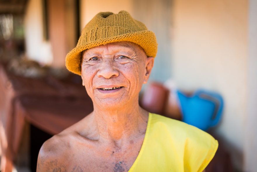 Buddhistický mnich v malém chrámečku kdesi v horách na severu, Thajsko