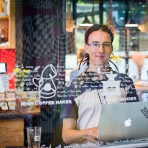 Pracovní den v mojí nejoblíbenější kavárně Nine One Coffee, Chiang Mai, Thajsko