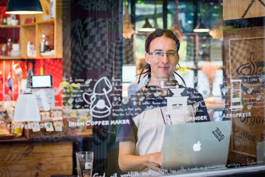 Pracovní den v mojí nejoblíbenější kavárně Nine One Coffee, Chiang Mai, Thajsko