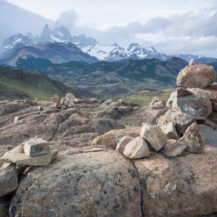 Kamenné značky, mužiky, ukazují cestu ve špatném počasí, Patagonie, Argentina