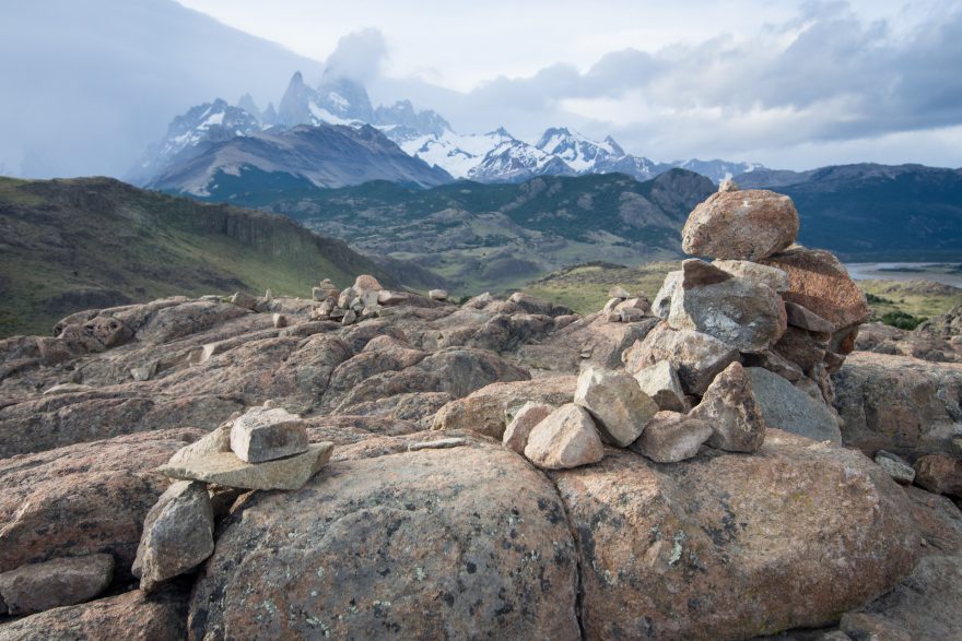 Kamenné značky, mužiky, ukazují cestu ve špatném počasí, Patagonie, Argentina