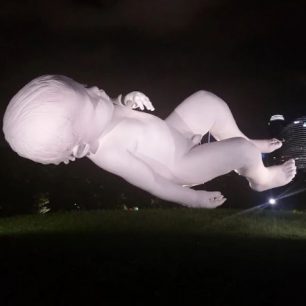 Levitující dítě - je to kluk, Singapur