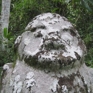 Tajemné sochy a menhiry v NP Lore Lindu, Sulawesi