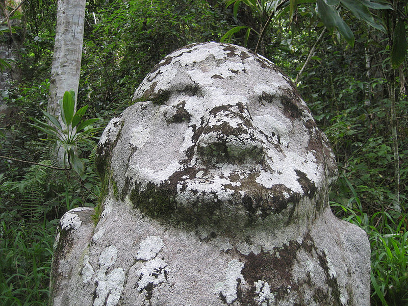 Tajemné sochy a menhiry v NP Lore Lindu, Sulawesi