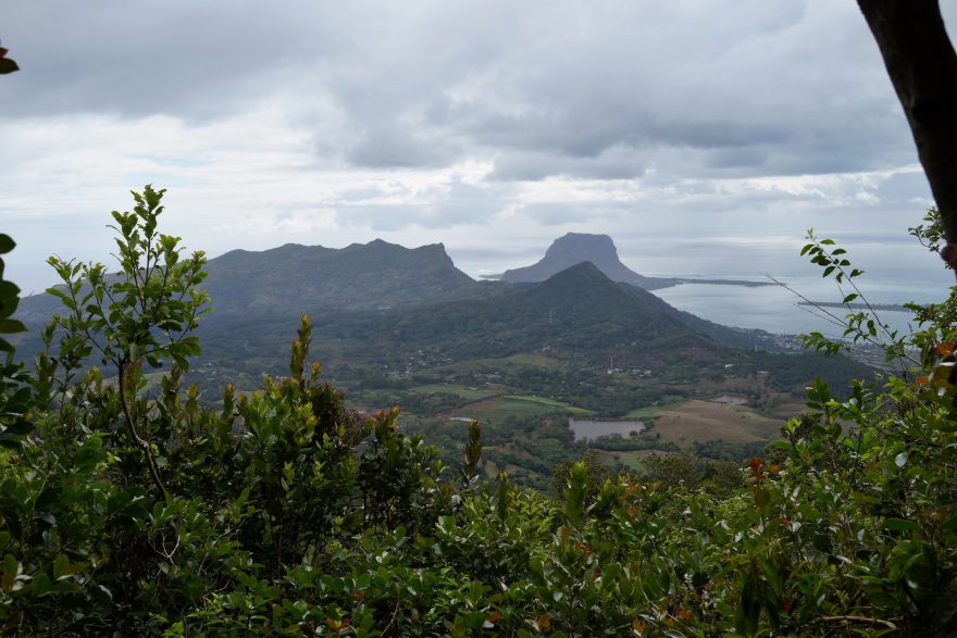 Výhled na horu Le Morne z vyhlídky v Black Peak River National Parku, Mauricius