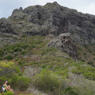 Závěrečný úsek nahoru Le Morne vede přes skalnatý úsek, Mauricius