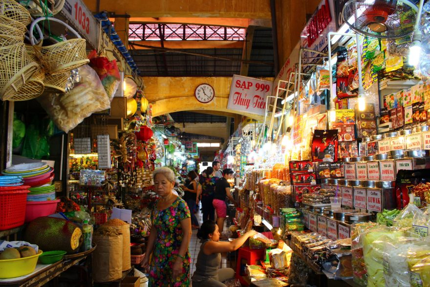 Voňavá, tradiční atmosféra hlavního trhu Saigonu. (Benh Thanh), Saigon, Vietnam