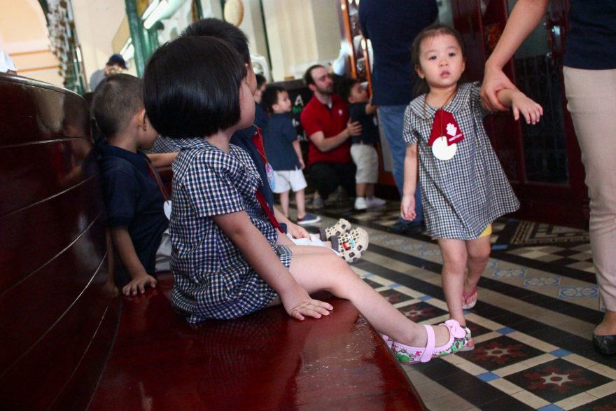 Školní výlety dětí na hlavní poštu, odkud si posílají pohledy, Saigon, Vietnam
