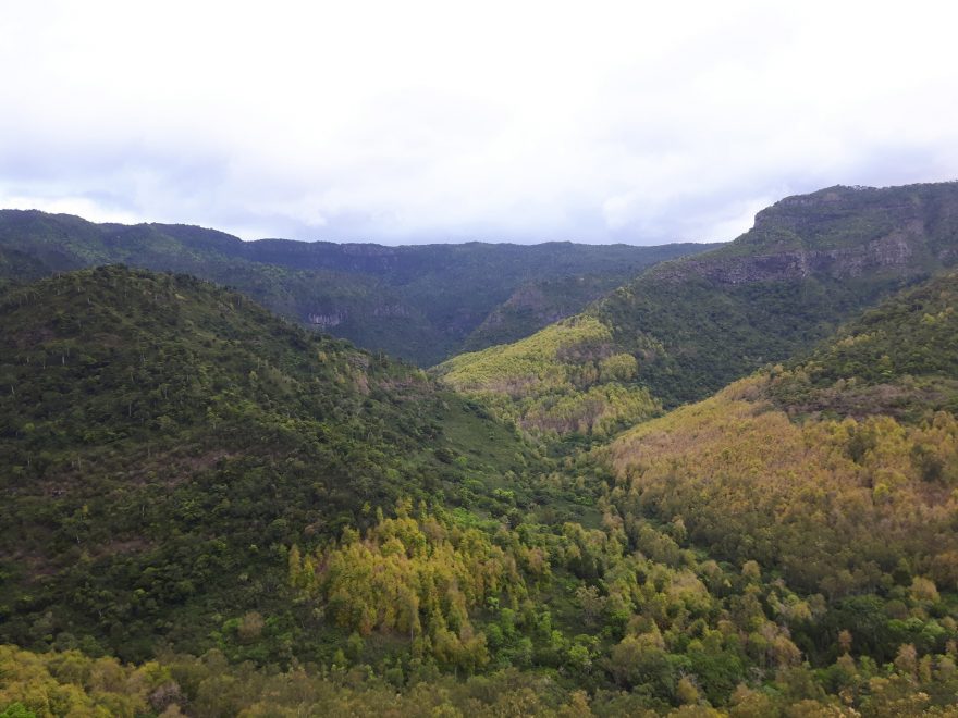 Vnitrozemí ostrova je zelené a nabízí spoustu možností pro výlety i delší túry