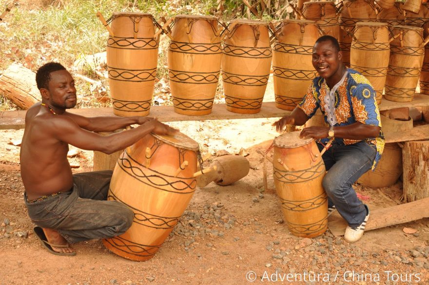 Tradiční výroba bubnů, Ghana, foto: Sheila Singhová