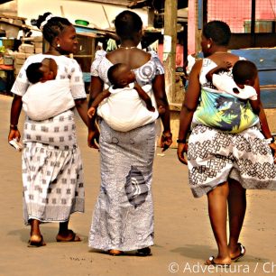 Tradiční způsob nošení nákladu, Ghana, foto: Sheila Singhová
