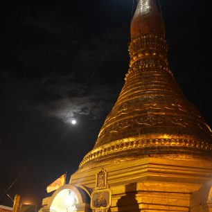 Večer v klášteře u Hpa-An, Myanmar
